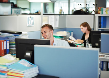 Mitarbeitende im Büro Mitarbeitende im Büro